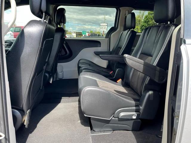 Photo of 2020 Granite Pearlcoat Dodge Grand Caravan