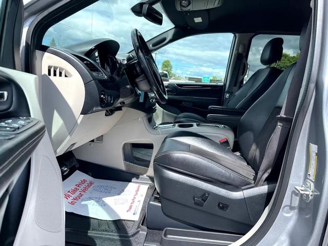 Photo of 2020 Granite Pearlcoat Dodge Grand Caravan