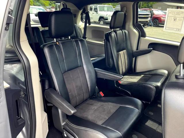 Photo of 2020 Granite Pearlcoat Dodge Grand Caravan