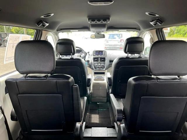 Photo of 2020 Granite Pearlcoat Dodge Grand Caravan