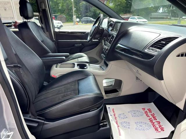 Photo of 2020 Granite Pearlcoat Dodge Grand Caravan
