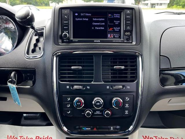 Photo of 2020 Granite Pearlcoat Dodge Grand Caravan