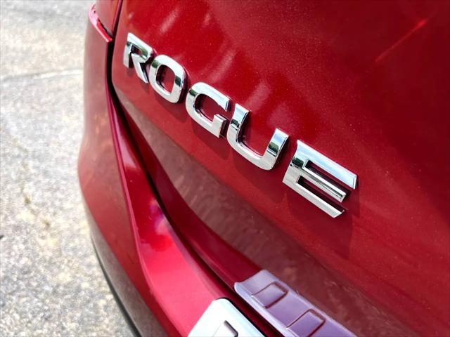 Photo of 2016 Cayenne Red Nissan Rogue