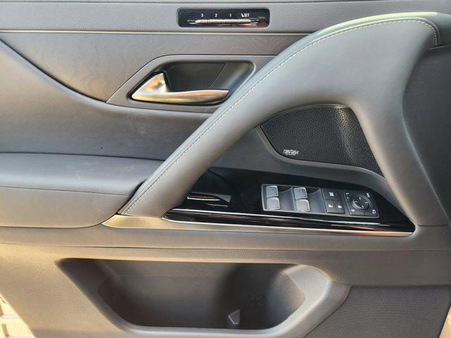 Photo of 2025 Atomic Silver Lexus LX 600