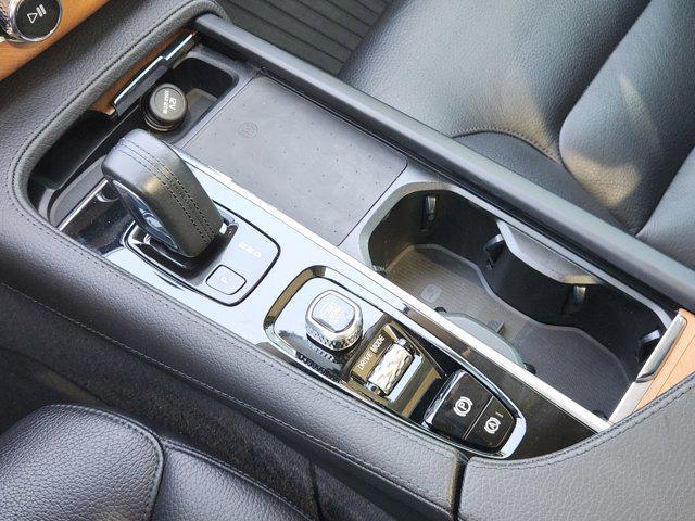Photo of 2021 Crystal White Metallic Volvo XC90 Recharge Plug-In Hybrid