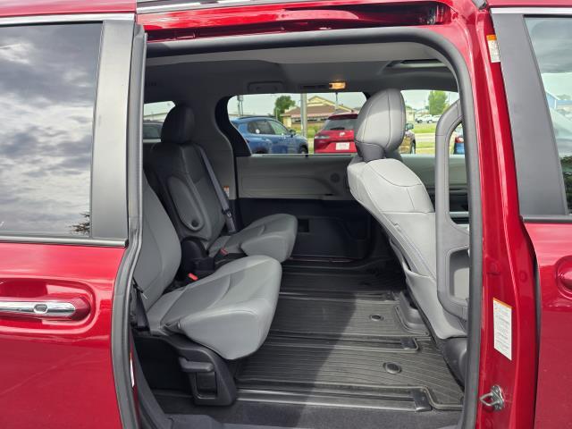 Photo of 2022 Ruby Flare Pearl Toyota Sienna