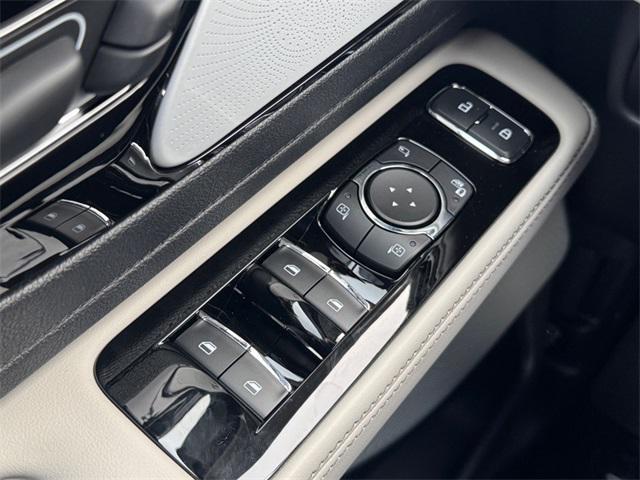 Photo of 2025 White Lincoln Aviator