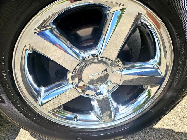 Photo of 2011 White Chevrolet Suburban