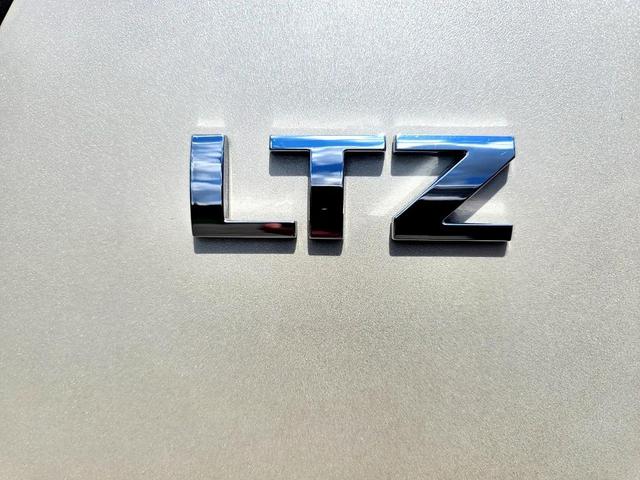 Photo of 2011 White Chevrolet Suburban