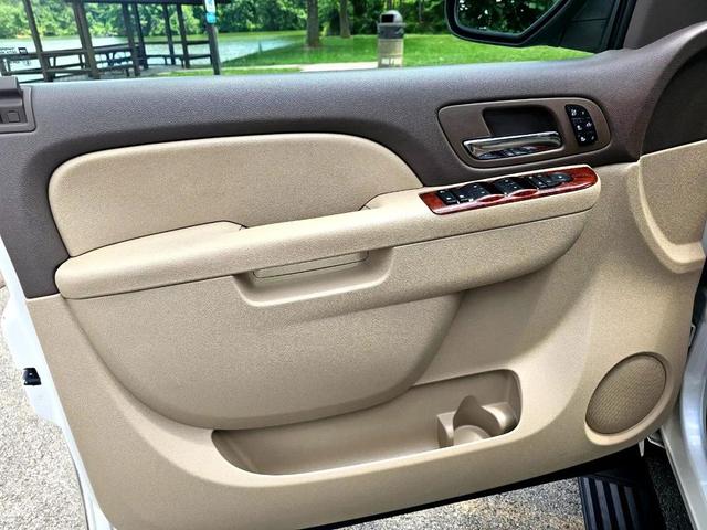 Photo of 2011 White Chevrolet Suburban