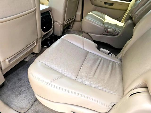 Photo of 2011 White Chevrolet Suburban