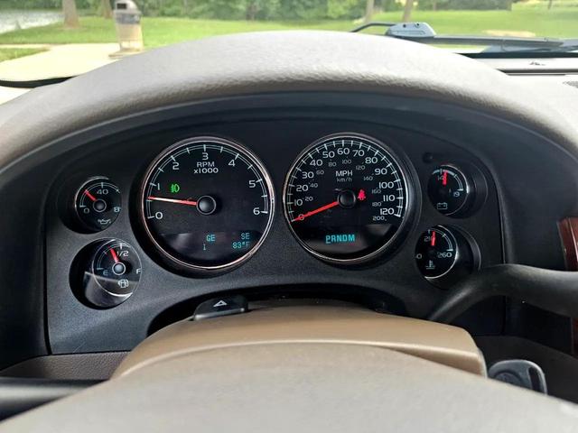 Photo of 2011 White Chevrolet Suburban