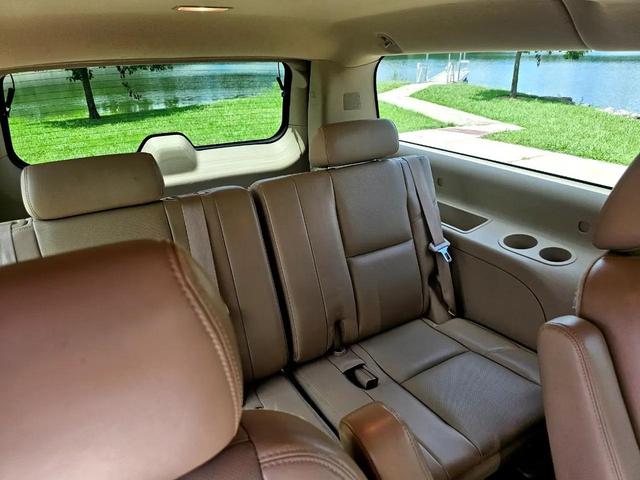 Photo of 2011 White Chevrolet Suburban