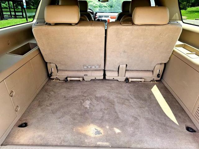 Photo of 2011 White Chevrolet Suburban