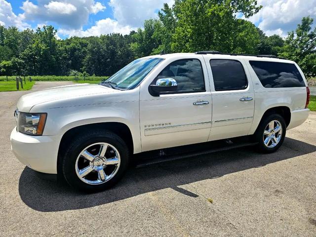Photo of 2011 White Chevrolet Suburban