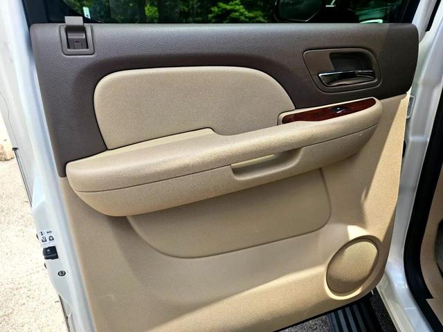 Photo of 2011 White Chevrolet Suburban