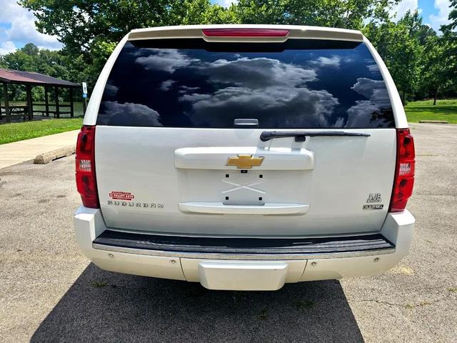 Photo of 2011 White Chevrolet Suburban