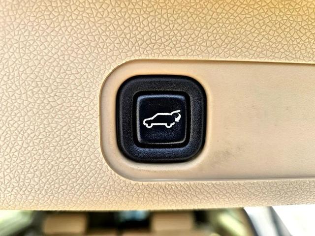 Photo of 2011 White Chevrolet Suburban