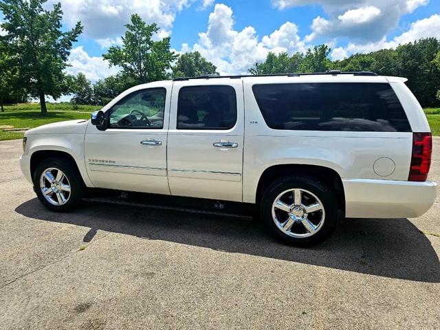 Photo of 2011 White Chevrolet Suburban