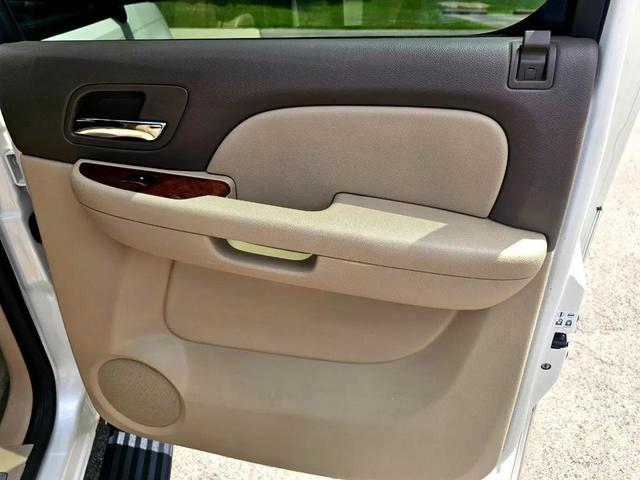 Photo of 2011 White Chevrolet Suburban