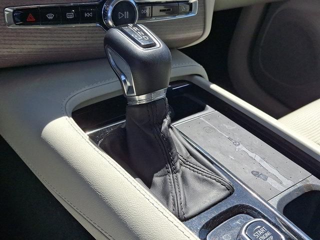 Photo of 2022 Crystal White Metallic Volvo XC90