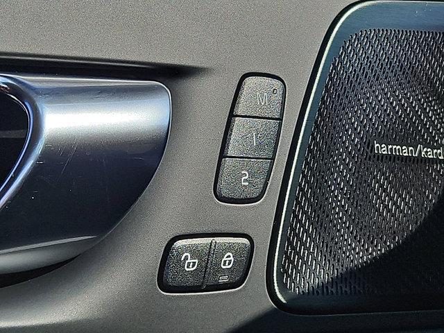 Photo of 2022 Crystal White Metallic Volvo XC60