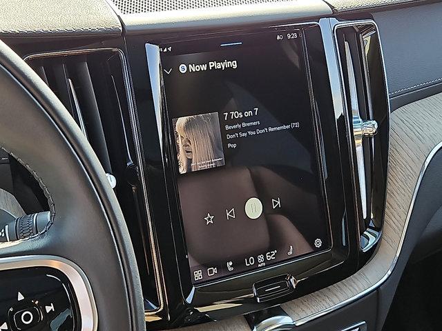 Photo of 2022 Crystal White Metallic Volvo XC60