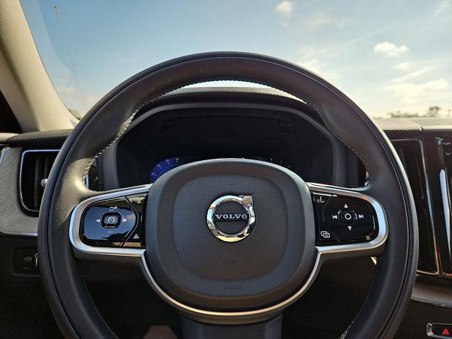 Photo of 2022 Crystal White Metallic Volvo XC60