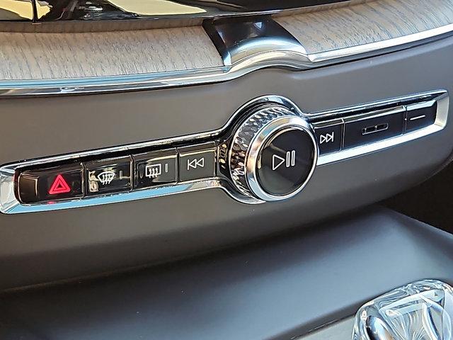 Photo of 2022 Crystal White Metallic Volvo XC60