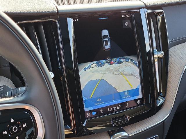 Photo of 2022 Crystal White Metallic Volvo XC60