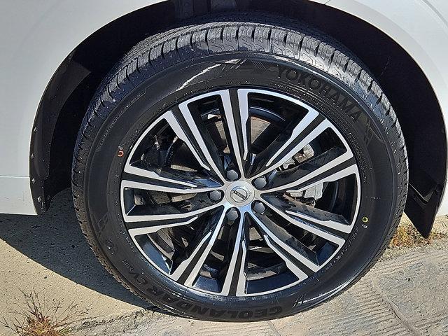 Photo of 2022 Crystal White Metallic Volvo XC60