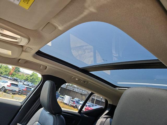 Photo of 2026 Crystal White Volvo XC40
