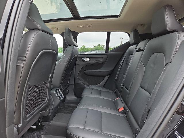 Photo of 2025 Onyx Black Metallic Volvo XC40