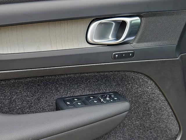 Photo of 2025 Onyx Black Metallic Volvo XC40