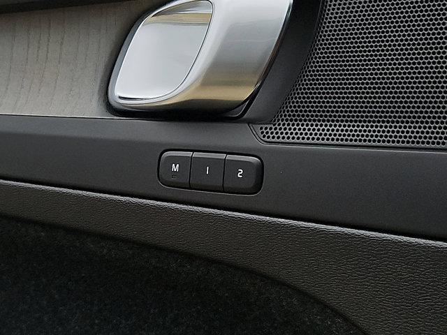 Photo of 2025 Onyx Black Metallic Volvo XC40
