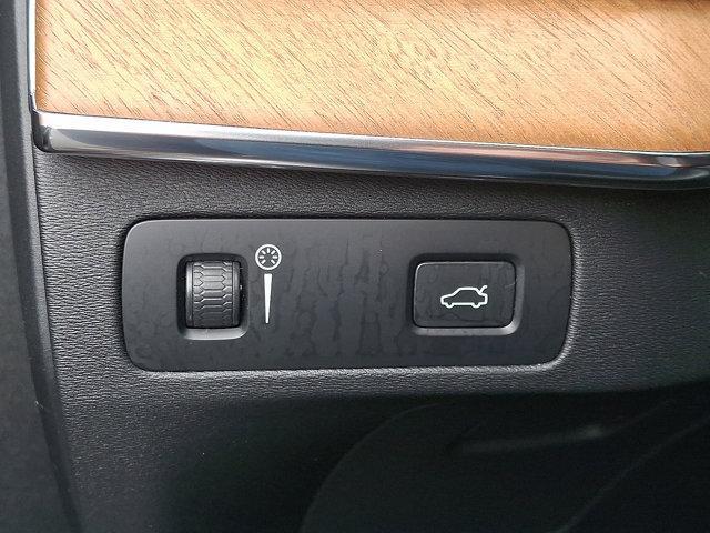 Photo of 2022 Onyx Black Metallic Volvo XC90
