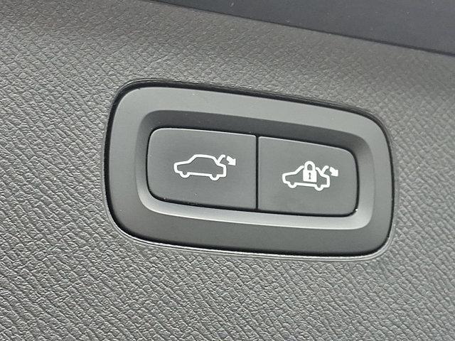 Photo of 2022 Onyx Black Metallic Volvo XC90