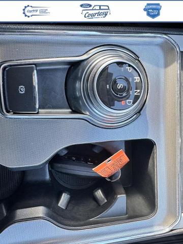 Photo of 2022 Oxford White Ford Edge
