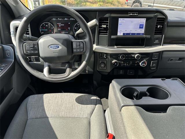 Photo of 2025 Oxford White Ford F-250