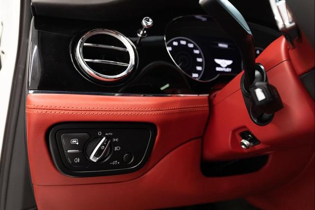 Photo of 2021 Glacier White Solid Bentley Bentayga