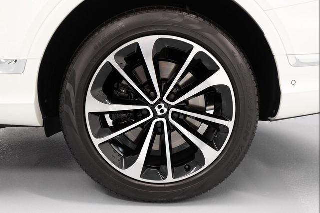 Photo of 2021 Glacier White Solid Bentley Bentayga