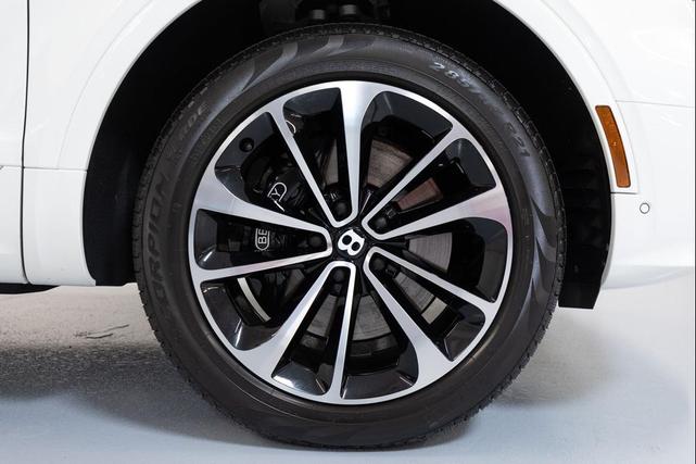 Photo of 2021 Glacier White Solid Bentley Bentayga