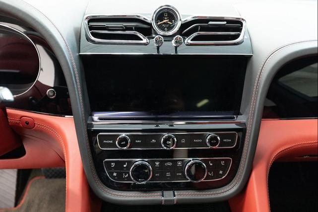 Photo of 2021 Glacier White Solid Bentley Bentayga