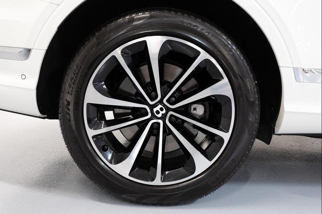 Photo of 2021 Glacier White Solid Bentley Bentayga