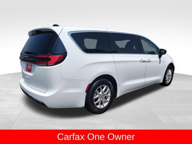 Photo of 2024 Bright White Clearcoat Chrysler Pacifica