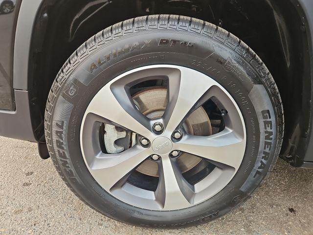 Photo of 2021 Diamond Black Crystal Pearlcoat Jeep Cherokee