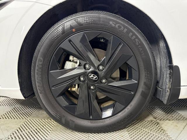 Photo of 2023 Ceramic White Hyundai ELANTRA HEV