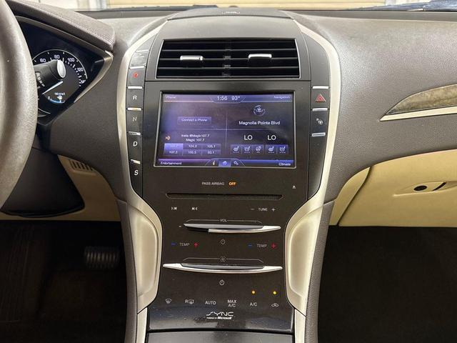 Photo of 2013 White Platinum Metallic Tri-Coat Lincoln MKZ