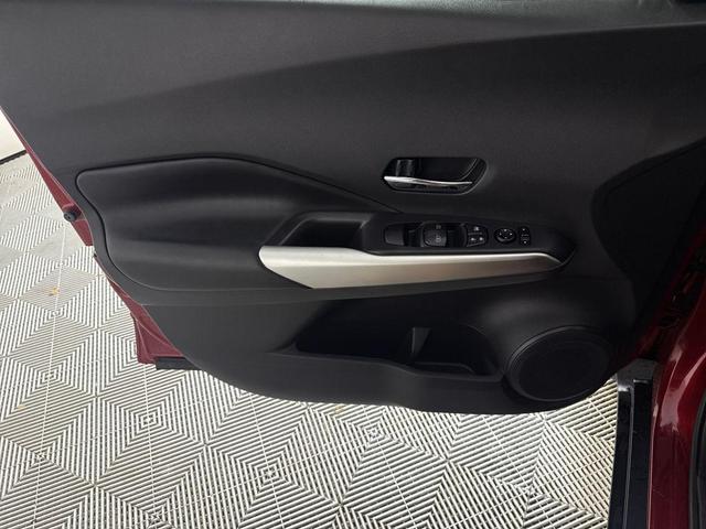 Photo of 2019 Cayenne Red/Super Black Nissan Kicks