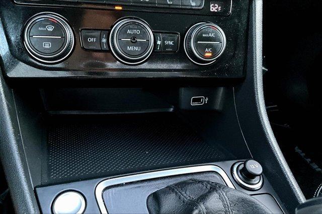 Photo of 2019 Platinum Gray Metallic Volkswagen Jetta
